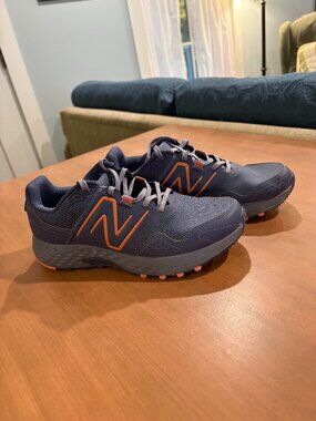 EUC New Balance 410V8 Trail Running Shoes, size 8.5 wide